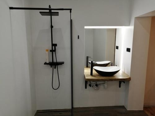 bagno con lavandino e specchio di Na Wyraju 