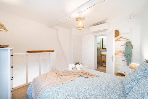 a bedroom with a blue bed in a room at La Maison de l'Âne in Seillans