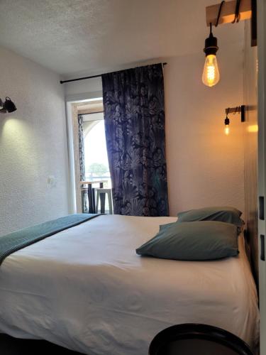 a bedroom with a large bed with a window at Corsiani Di Prunete, mer, tennis, piscine in Cervione