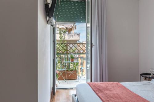 ローマにあるTorripa Group - Pratiのベッドルーム1室(ベッド1台付)が備わります。バルコニーの景色を望めます。