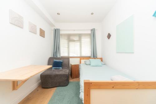 a bedroom with a bed and a desk and a chair at 6 bedrooms beautiful home 3 bathrooms, quiet location with garden near Legoland Windsor Heathrow in Maidenhead