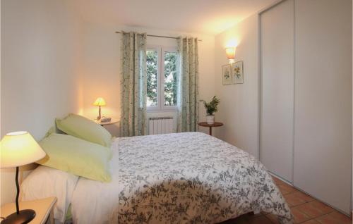una camera con letto e finestra di Beautiful Home In Villeneuve Les Avignon With Kitchen a Villeneuve-lès-Avignon