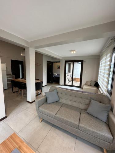 un salon avec un canapé et une table dans l'établissement Edificio Nogal, à San Martín de los Andes