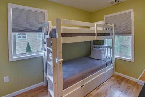 - une chambre avec 2 lits superposés et 2 fenêtres dans l'établissement Saratoga Springs Vacation Rental with Lake Views!, à Saratoga Springs