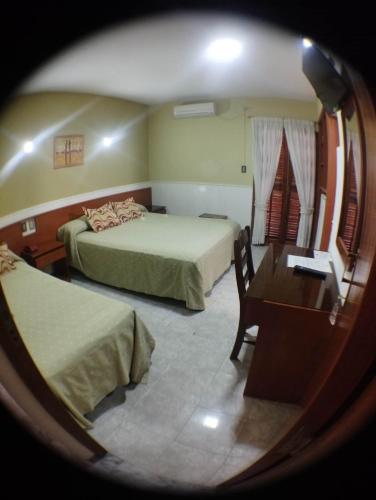 Ένα ή περισσότερα κρεβάτια σε δωμάτιο στο HOTEL MIRAMAR