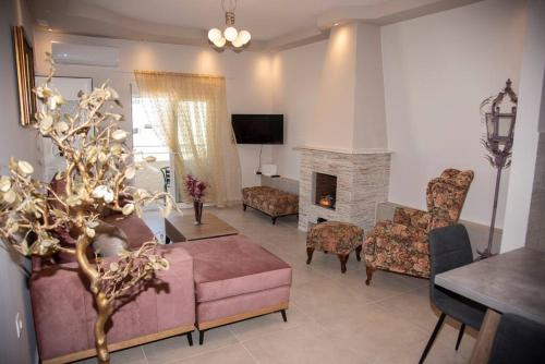 Mariangelas House في بلدة كوس: غرفة معيشة مع أريكة ومدفأة
