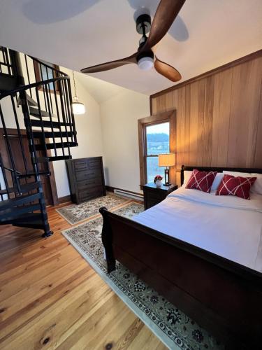 Monterey Inn في Monterey: غرفة نوم مع سرير ومروحة سقف