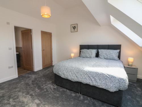 - une chambre avec un grand lit et deux lampes dans l'établissement Fron Y Felin, à Carnforth