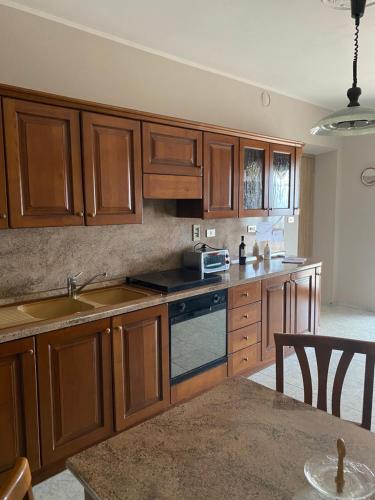 Kuchyň nebo kuchyňský kout v ubytování Appartamento nelle Langhe