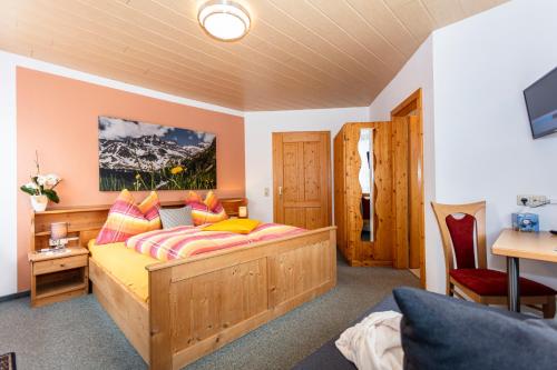 a bedroom with a bed and a desk at Frühstücks- Pension Sonnblickhof in Rauris