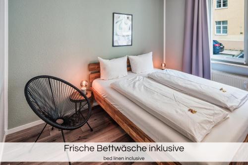 a bedroom with a bed and aokedokedokedomniaomniaomniaomniaomniaomnia at "Neptun-Apartment" - Nähe Altstadt - Terrasse - Smart TV - Nespresso in Dresden