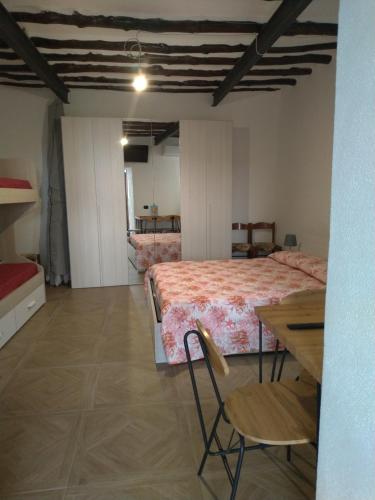 Habitación con 2 camas, mesa y sillas en Perla Nera, en Leni