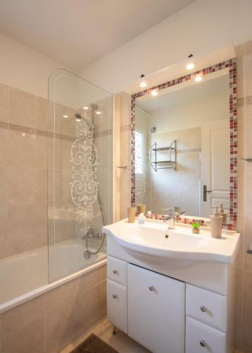 une salle de bain avec un lavabo, une douche et un miroir dans l'établissement Appartements MISTRETTA 33 Bouddha Zen 34 Arts Appart 44 NY City, à Sainte-Maxime