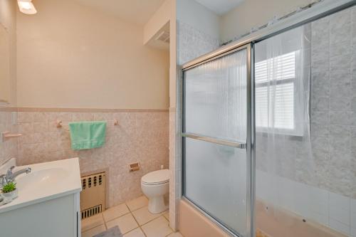 y baño con ducha, aseo y lavamanos. en Revere Vacation Rental Near MBTA about 7 Mi to Boston!, en Revere
