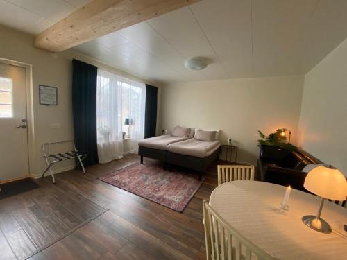 Cozy modern studio apartment stay tesisinde bir odada yatak veya yataklar