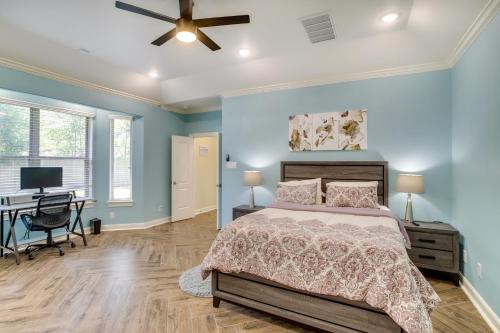 1 dormitorio con cama y escritorio en Chic Texas Abode with Patio and Fenced-In Yard!, en Tomball