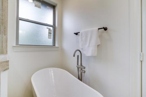 Ένα μπάνιο στο Chic Texas Abode with Patio and Fenced-In Yard!