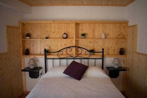 una camera con un letto con due lampade e scaffali in legno di Casa da Eira a Bordeiro