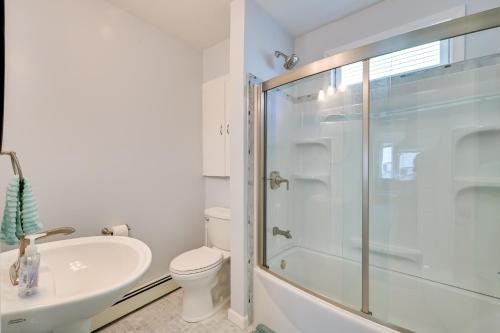 La salle de bains est pourvue d'une douche, de toilettes et d'un lavabo. dans l'établissement Boston Area Vacation Rental 3 Mi to Airport!, à Revere