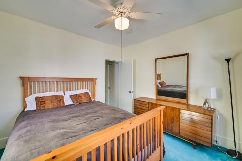 - une chambre avec un lit et un ventilateur de plafond dans l'établissement Boston Area Vacation Rental 3 Mi to Airport!, à Revere