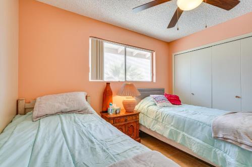 um quarto com 2 camas e uma janela em Lake Havasu City Home Private Pool, Near Lake! em Lake Havasu City