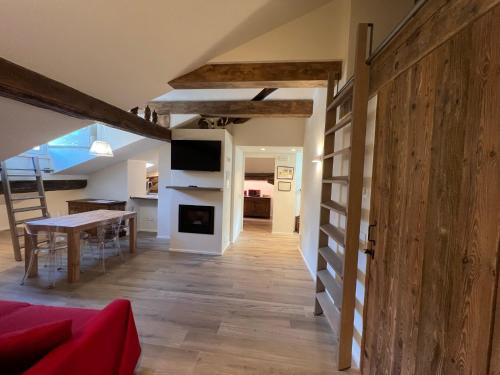 un soggiorno con tavolo e sala da pranzo di BelAbrì - central charme&comfort -mansarde e appartamento ad Aosta