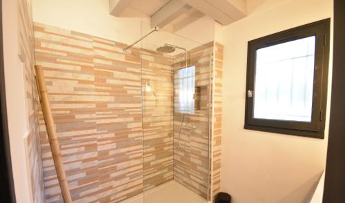 une salle de bain avec une douche avec une porte vitrée dans l'établissement Marcassins - Hossegor belle villa landaise avec grand jardin location vacances, à Soorts-Hossegor