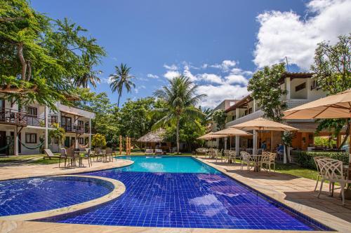 uma imagem de uma piscina num resort em Pousada Humaitá em Japaratinga