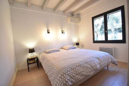 - une chambre avec un lit avec deux oreillers et une fenêtre dans l'établissement Marcassins - Hossegor belle villa landaise avec grand jardin location vacances, à Soorts-Hossegor