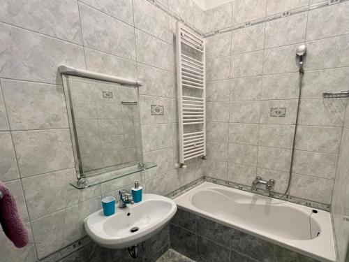 y baño con bañera, lavamanos y bañera. en Apartments 4 Karla, en Zagreb