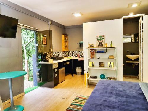 uma sala de estar com uma cozinha com uma mesa em Beautiful house surrounded by nature with deck em Medellín