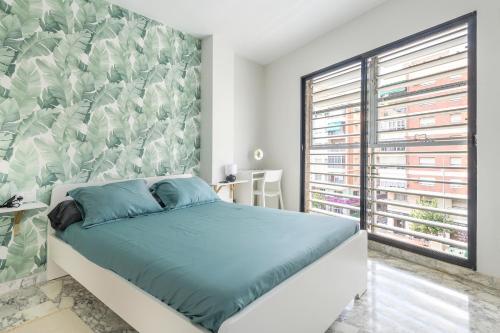 a bedroom with a bed and a large window at Elegant Apt. for 6 in Murcia with AC and WIFI in Murcia