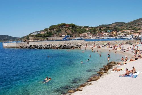 ポルト・アッズッロにあるCasa Azzurra vacanze Porto Azzurroの海水浴場の人々