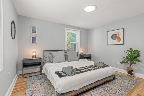 1 dormitorio con 1 cama grande y 2 mesitas de noche en Trendy Family Friendly Northern Liberties Retreat, en Filadelfia