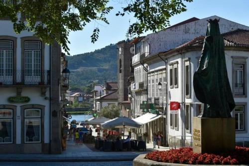 eine Straße in einer Stadt mit einem großen Regenschirm in der Unterkunft Guest House Alojamento Local centro Ponte de Lima in Ponte de Lima