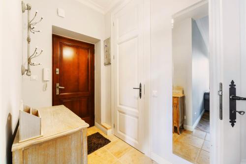 Vannas istaba naktsmītnē Designer flat in the heart of Old Town