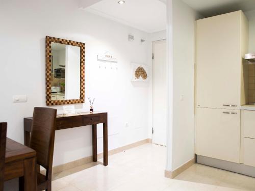 een kamer met een bureau en een spiegel aan de muur bij Apartamento LUXURY en ROQUETAS DE MAR - PLAYA SERENA Urbanización VILLA ROMANA in Roquetas de Mar