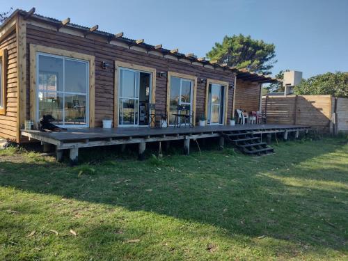 Blockhaus mit Veranda und Fenstern in der Unterkunft KIYA surf parador in Colonia Chapadmalal