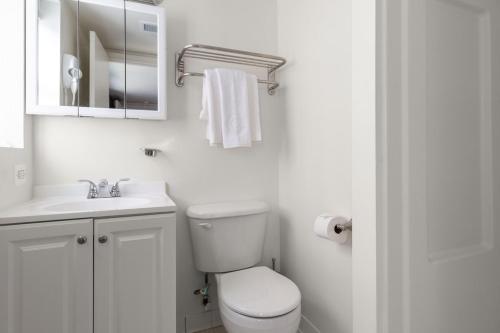 ワシントンにあるDupont Circle 1BR nr U St Metro Glens Mkt WDC-178のトイレと洗面台を備えた白いバスルーム