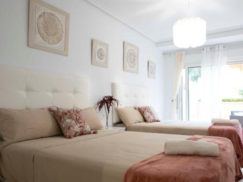 een woonkamer met 2 bedden en een bank bij Apartamento LUXURY en ROQUETAS DE MAR - PLAYA SERENA Urbanización VILLA ROMANA in Roquetas de Mar