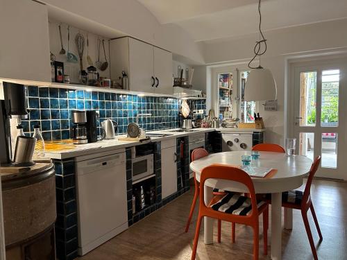 - une cuisine avec une table, une table et des chaises dans l'établissement Apartment im Geteviertel - citynah, à Brême