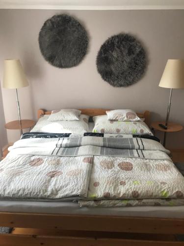 - une chambre avec un lit et trois couronnes sur le mur dans l'établissement Villa Grazia, à Hévíz