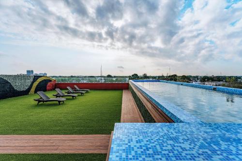 a pool on the roof of a building at Hotel Kavia Premium - Paseo Montejo in Mérida