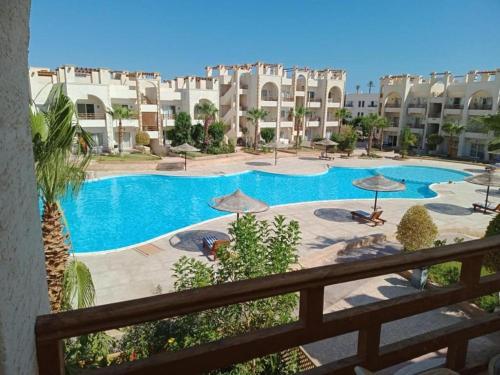 Výhled na bazén z ubytování Sharm El Sheikh flat 2 bedrooms in front of pool nebo okolí
