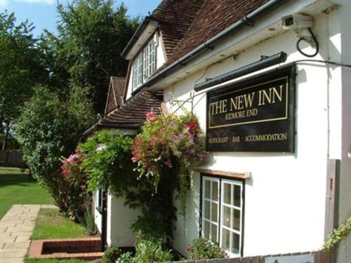 una nueva posada con un cartel en el lateral de un edificio en The New Inn, en Reading