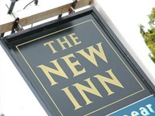 un cartel que lee la nueva posada en The New Inn, en Reading