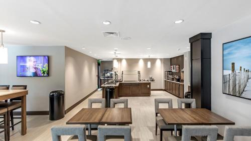 Μια τηλεόραση ή/και κέντρο ψυχαγωγίας στο Staybridge Suites - Naples - Marco Island by IHG