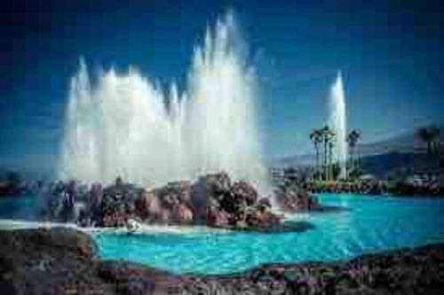 a large fountain in the middle of a pool of water at Apartamento Casa Barbara in Puerto de la Cruz