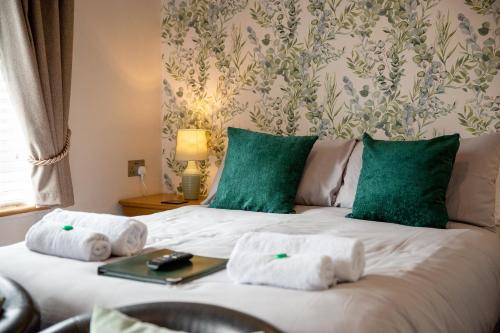 Una cama o camas en una habitación de Silverlands Guest House