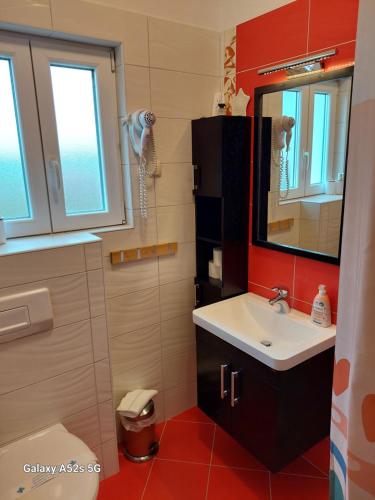 y baño con lavabo y espejo. en Apartments Maričić Rab Island, en Rab